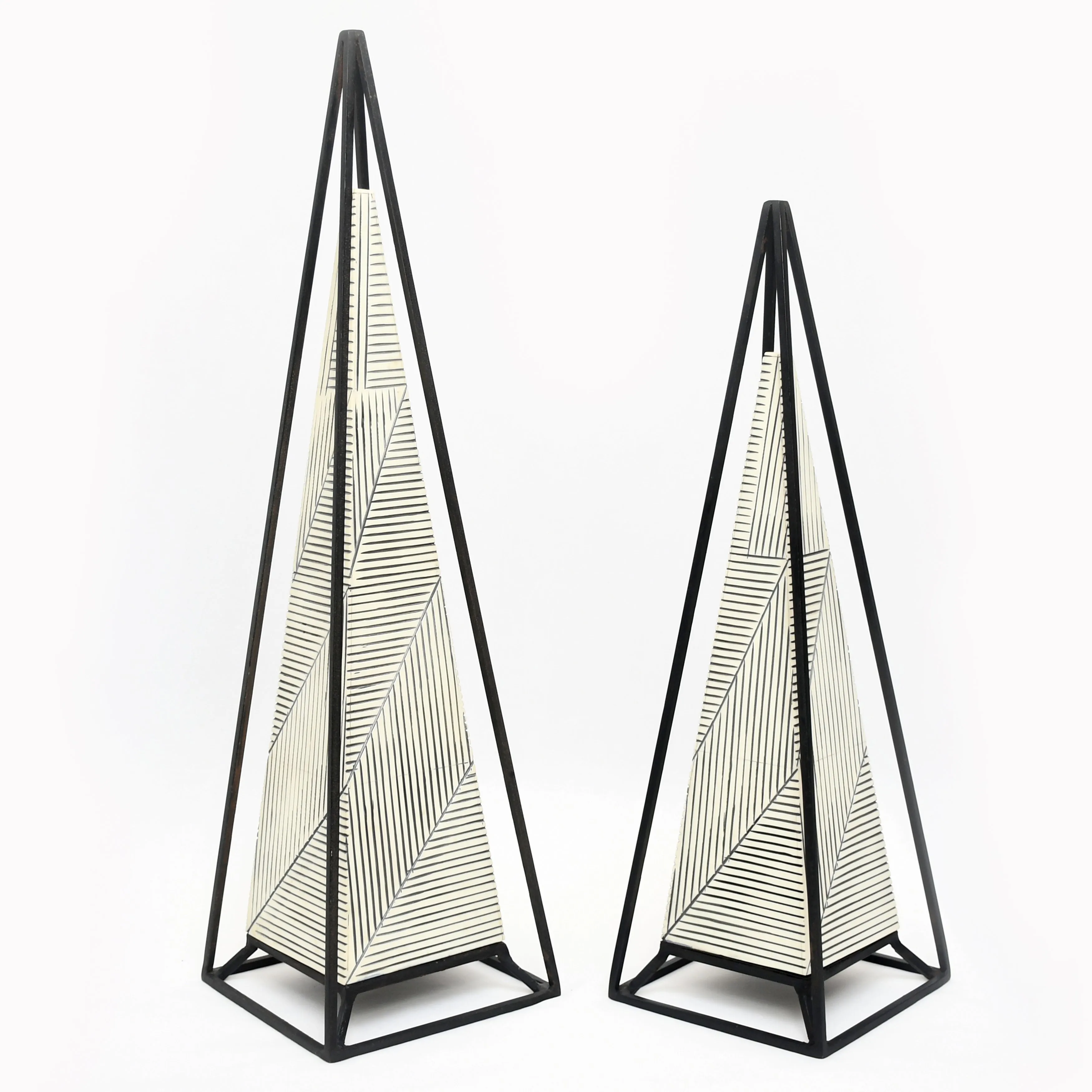 S/2 26/21" Carlisle Large Black And White Pyramids